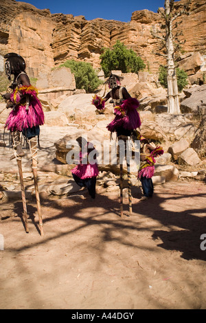 Danseuse sur échasses à la danse dans le village de Tereli, pays dogon, Mali, Afrique de l'Ouest Banque D'Images