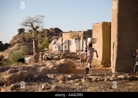 Maisons du village de Sanga perché sur le haut de l'escarpement et exécutant les enfants ,le pays dogon, Mali, Afrique de l'Ouest Banque D'Images