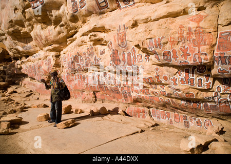 Peintures de roche au-dessus du village de Songo, à l'endroit où les rites de circoncision ont lieu tous les trois ans, pays dogon, Mali, Afrique Banque D'Images