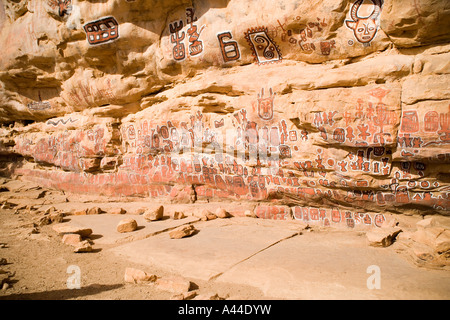 Peintures de roche au-dessus du village de Songo, à l'endroit où les rites de circoncision ont lieu tous les trois ans, pays dogon, Mali, Afrique Banque D'Images