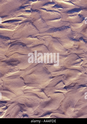 dh texture Sandy motifs d'eau SABLE ARRIÈRE-PLAN MOTIF sable plage marée dehors brunâtre bord de mer gros plan motif brun Banque D'Images