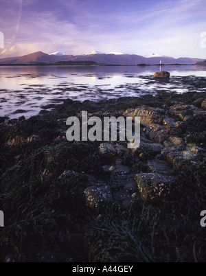 Montagnes d'Ardgour sur une soirée d'hiver vu depuis la côte à Port Appin Banque D'Images