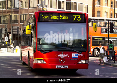 London bus unique avec les passagers près de la gare ferroviaire de Victoria London United Kingdom Banque D'Images