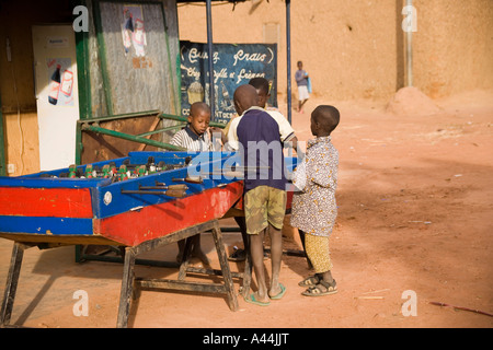 Jeunes garçons jouent au baby-foot à Bandiagara, pays dogon, Mali, Afrique de l'Ouest Banque D'Images