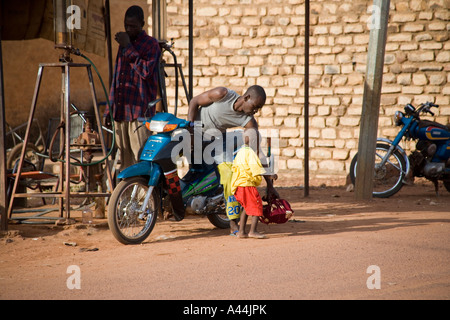 Station essence à Bandiagara, pays dogon, Mali, Afrique de l'Ouest Banque D'Images