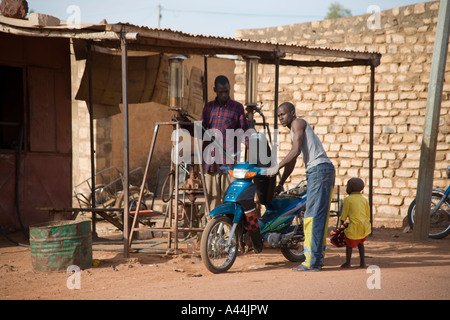 Station essence à Bandiagara, pays dogon, Mali, Afrique de l'Ouest Banque D'Images