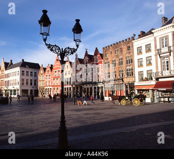 Restaurants et magasins dans le Markt, Bruges, Belgique Banque D'Images
