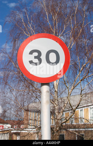Inscrivez-vous sur l'anglais road l'informant qu'il y a 30 milles à l'heure limite de vitesse en vigueur. Banque D'Images