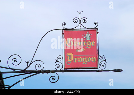 Enseigne de pub au-dessus de la George and Dragon Public House, Village goudronnage, Worthing, West Sussex. Banque D'Images
