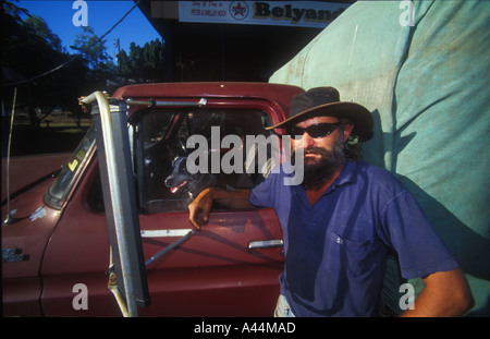 Homme dur et son camion station essence gaz 3610 sip Banque D'Images