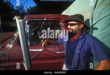 Homme dur et son camion station essence gaz 3611 sip Banque D'Images