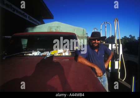 Homme dur et son camion station essence gaz 3614 sip Banque D'Images