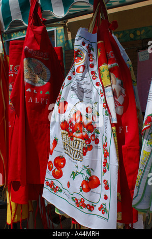 Des tabliers colorés offerts dans petit magasin, Amalfi - Italie. Banque D'Images