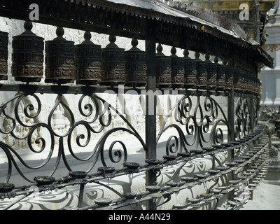Rangée de roues de prière à Swayambhunath Stupa bouddhiste à Katmandou, Népal Banque D'Images