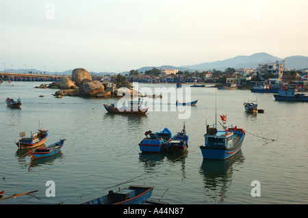 Des bateaux de pêche à l'ancre dans la rivière Cai Nha Trang Viêt Nam Viet Nam Asie Mer de Chine du Sud Banque D'Images