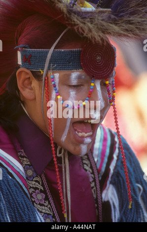 Jeune homme,un Sioux Lakota Native American Indian, en prenant part à un Pow-wow d'être tenue à Denver Colorado USA. Banque D'Images