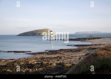 PENMON POINT ILE D'ANGLESEY AU NORD DU PAYS DE GALLES UK à décembre le long du rivage vers Penmon Leuchtturm à marée basse Banque D'Images