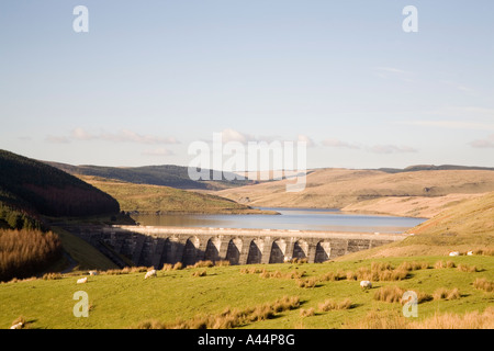 CEREDIGION MID WALES UK Janvier à l'échelle jusqu'au barrage à la fin de Nant y Moch Reservoir Banque D'Images