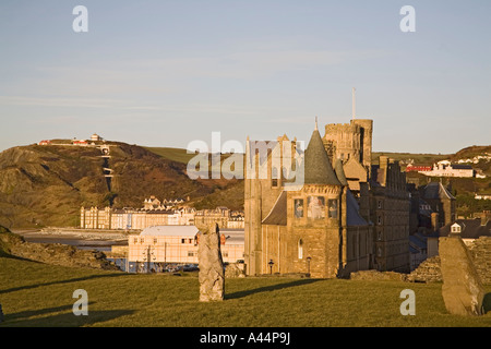 ABERYSTWYTH, CEREDIGION MID WALES UK Janvier Vue vers le bas sur la ville l'ancien édifice gothique du Collège et pier Banque D'Images