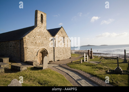 GWYNEDD ABERDARON NORTH WALES UK Janvier l'ancienne église St inhabituelle et Hywyns building Banque D'Images