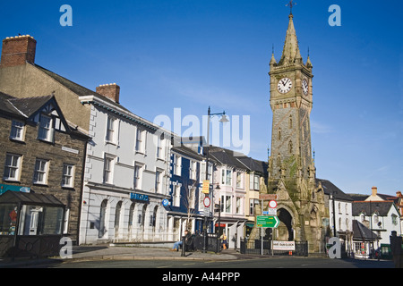 MACHYNLLETH POWYS PAYS DE GALLES UK Janvier La tour de l'horloge dans le centre de cette ville de marché Banque D'Images