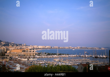Vue sur le port et la baie de Cannes sud de la France montrant l'étendue de la plage de sable et front de mer hôtels en fin d'après-midi soft sun light Banque D'Images