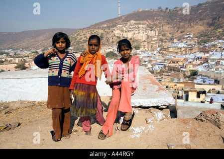 Inde Rajasthan Bundi enfants en place élevée au-dessus de la ville et palais tour émettrice de télévision Banque D'Images