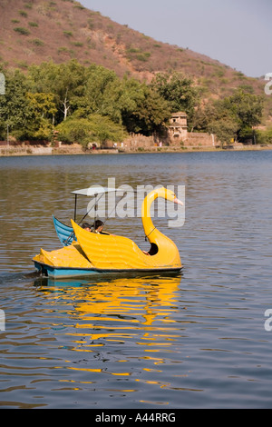 Inde Rajasthan Bundi Jait Segar Lake les jeunes hommes sur le lac en pédalo cygne jaune kitsch Banque D'Images