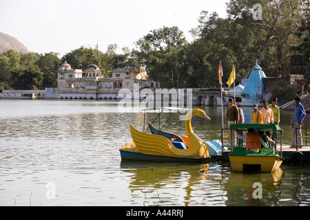 Inde Rajasthan Bundi Jait Segar Lake le Sukh Mahal et de jeunes hommes, en pédalo cygne jaune Banque D'Images