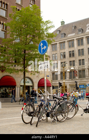 Archive photo de vélos sur la place du Dam avec le Amsterdam Diamond Center, maintenant appelé Gasson, en arrière-plan Banque D'Images