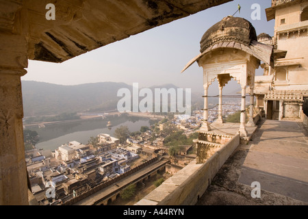 Inde Rajasthan Bundi Garh Palace vue sur les toits de la ville et le Nawal Segar Lake Banque D'Images