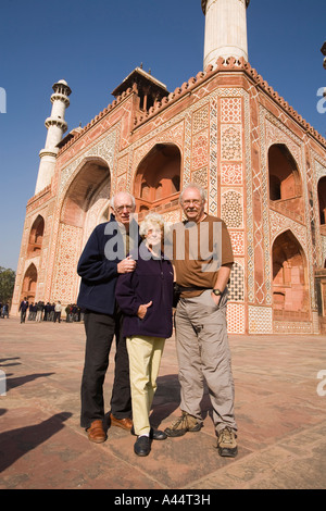 L'Inde Uttar Pradesh Agra Akbars âgées mausolée de la famille de l'ouest qui pose pour la photo souvenir Banque D'Images