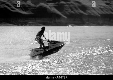 Jeune homme Jet Ski sur le Lac Powell, près de Bull Frog en Utah. Banque D'Images