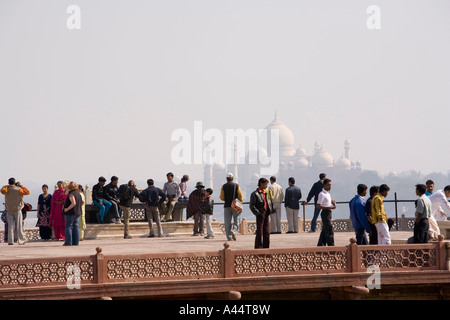 L'Inde Uttar Pradesh Agra Fort visiteurs enjoying view of Taj Mahal du Khas Mahal Banque D'Images