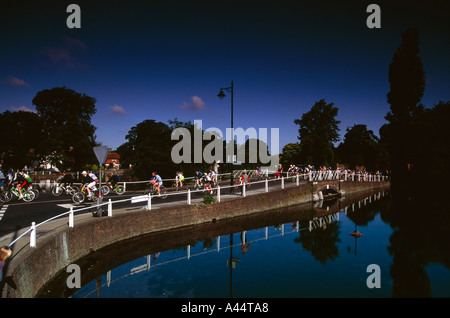 Londres à Brighton amateur course à vélo les cyclistes sur le pont traversant les étangs Carshalton à Surrey Carshalton UK Banque D'Images