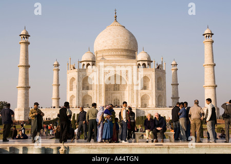 L'Inde Uttar Pradesh Agra Taj Mahal Personnes âgées Les visiteurs occidentaux assis sur siège Casa Rural Cubel Banque D'Images