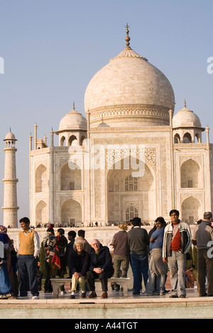 L'Inde Uttar Pradesh Agra Taj Mahal Personnes âgées Les visiteurs occidentaux assis sur siège Casa Rural Cubel Banque D'Images