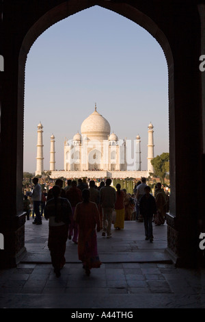 L'Inde Uttar Pradesh Agra première vision de Taj Mahal par archway entrée Banque D'Images