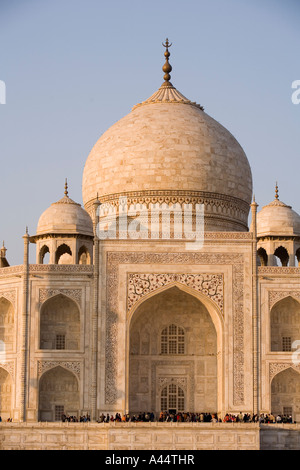 L'Inde Uttar Pradesh Agra avant de Taj Mahal à la fin de l'après-midi avec des foules de visiteurs sur terrasse Banque D'Images