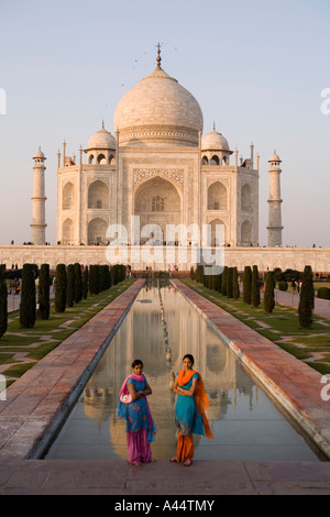 L'Inde Uttar Pradesh Agra Taj Mahal Indiens vêtus de couleurs vives qui pose pour photo en fin d'après-midi Banque D'Images