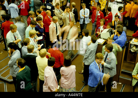 Traders au travail sur plancher d'échange dans le liffe london 1991 Banque D'Images