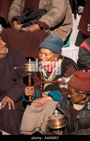 Inde Ladakh Leh Spitok vieille femme Festival Ladakhis spinning à prières Banque D'Images