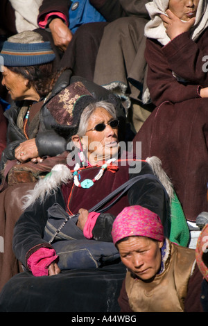 Inde Ladakh Leh Spitok traditionnellement Festival habillé femme ladakhis sur la foule Banque D'Images