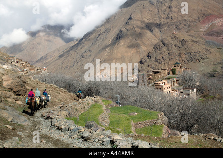 Les hommes ride donkey train dans haut Atlas de Marrakech, parc national de Toubkal, Maroc, Afrique du Nord, 2007 Banque D'Images