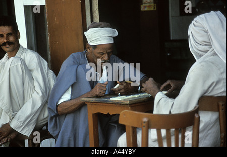 Jouer Domino dans les rues de Louxor Egypte- Banque D'Images