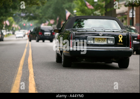 Une voiture noire en bas de la rue dans la ville de Moorestown NJ au New Jersey USA Juillet 2005 Banque D'Images