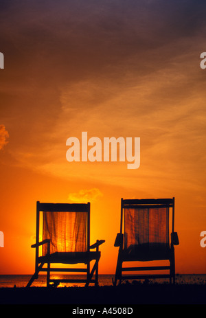 Deux chaises de plage dans le coucher du soleil Banque D'Images