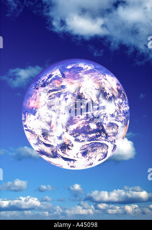 La planète Terre dans le ciel bleu avec des nuages blancs Banque D'Images
