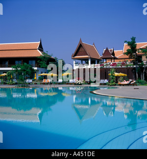 La piscine de l'hôtel Dusit Resort and Polo Club maintenant connue sous le nom de Dust Thani Cha-am, l'hôtel Hua Hin Thaïlande Banque D'Images