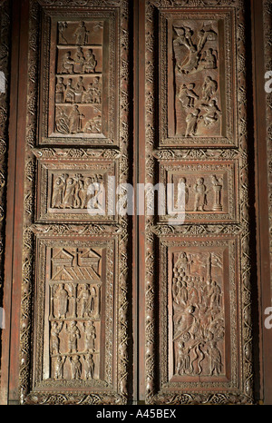 Rome Italie Basilique de Santa Sabina Détail de cinquième siècle portes en bois de cyprès sculpté avec des scènes du Nouveau Testament Banque D'Images